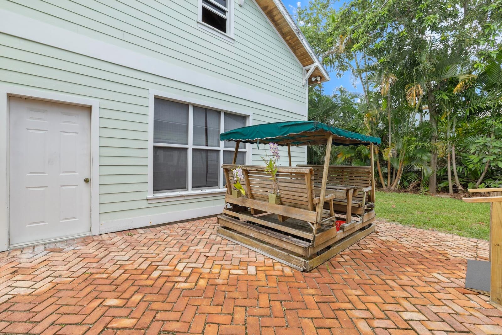 702 N Swinton Avenue — photo 8