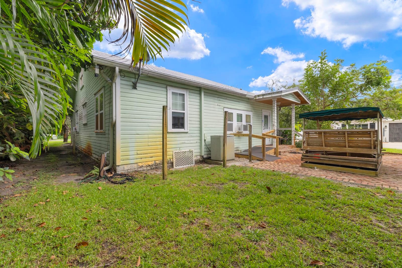 702 N Swinton Avenue — photo 9