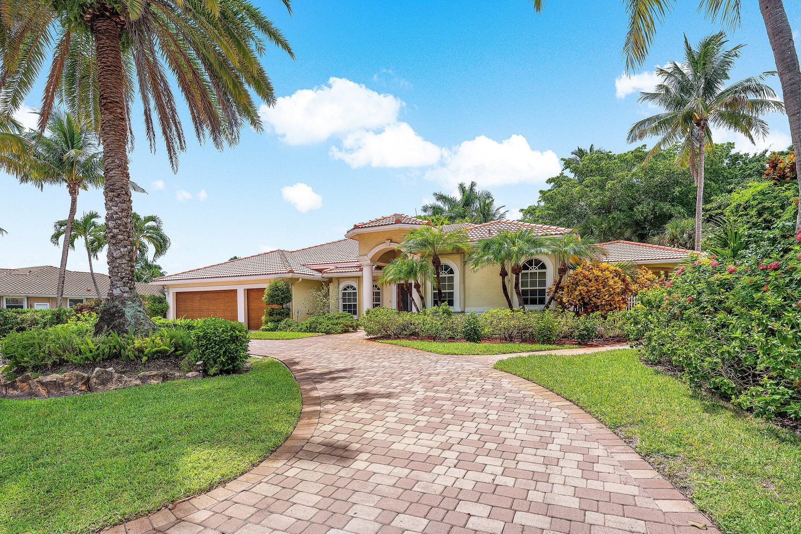 589 N Country Club Drive, Atlantis, FL 33462
