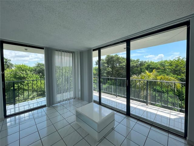 9682 Fontainebleau Boulevard 410, sold in Golfview Club Fontaineble, Miami, FL
