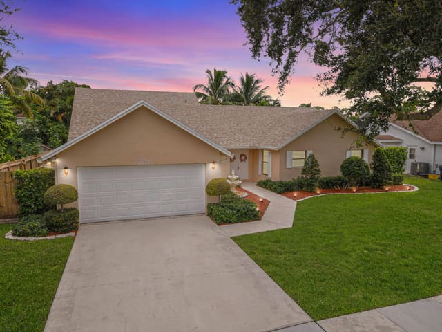 12275 Sannenwood Lane, sold in Pinewood East 2 Of Wellington, Wellington, FL