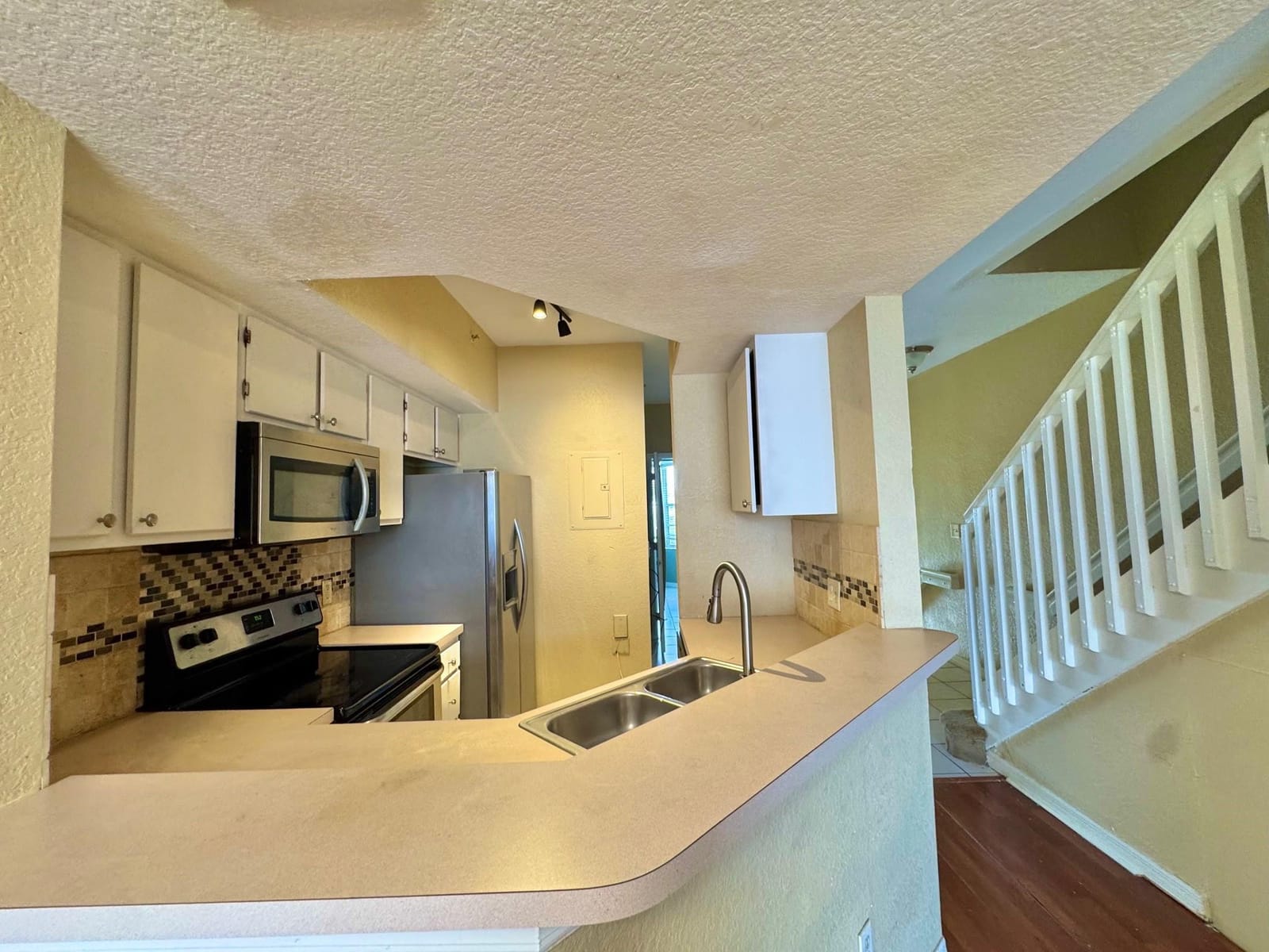 735 SW 148th Avenue 1704 — photo 4