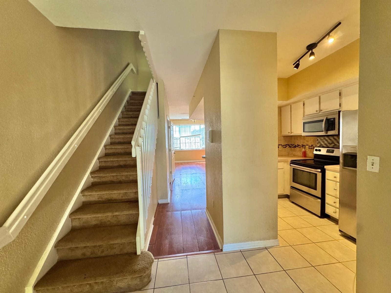 735 SW 148th Avenue 1704 — photo 5