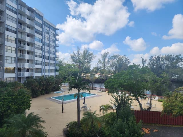 1300 NE Miami Gardens Drive 313E, Miami, FL 33179