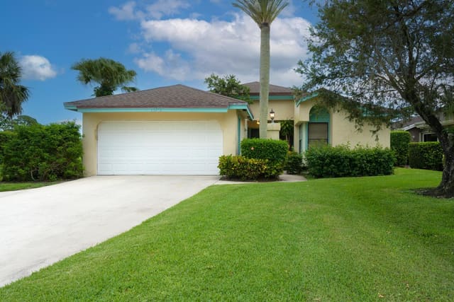 13258 Touchstone Place, sold in Eastpointe Sub 12-A, Palm Beach Gardens, FL