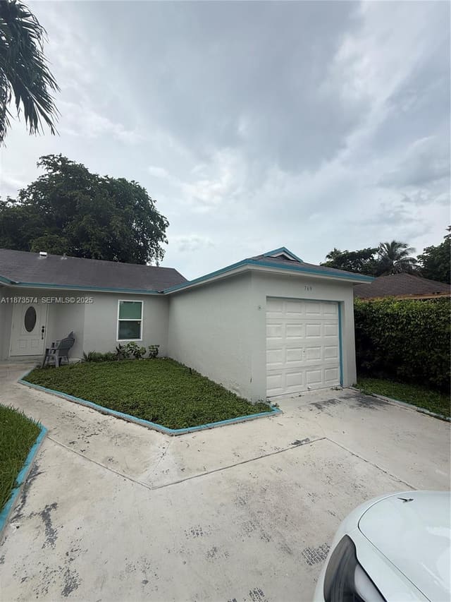769 SW 8th Terrace, sold in Villas Of Palm Bay, Florida City, FL