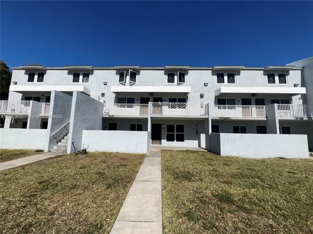 1999 NW 5th Place 2, sold in Town Park Plaza North Con, Miami, FL