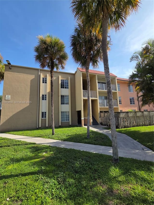 5231 Geneva Way 205, Doral, FL 33166