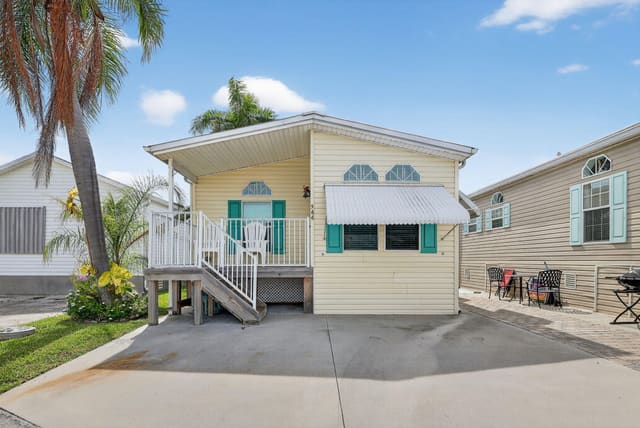 566 Nettles Boulevard, Jensen Beach, FL 34957