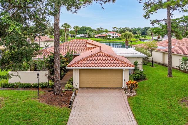 6 Woods Lane, Boynton Beach, FL 33436