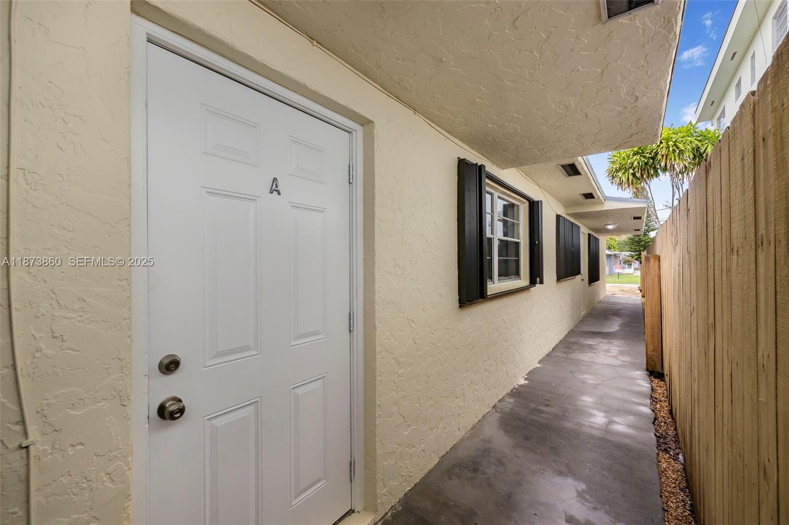 2033 Dewey Street — photo 3