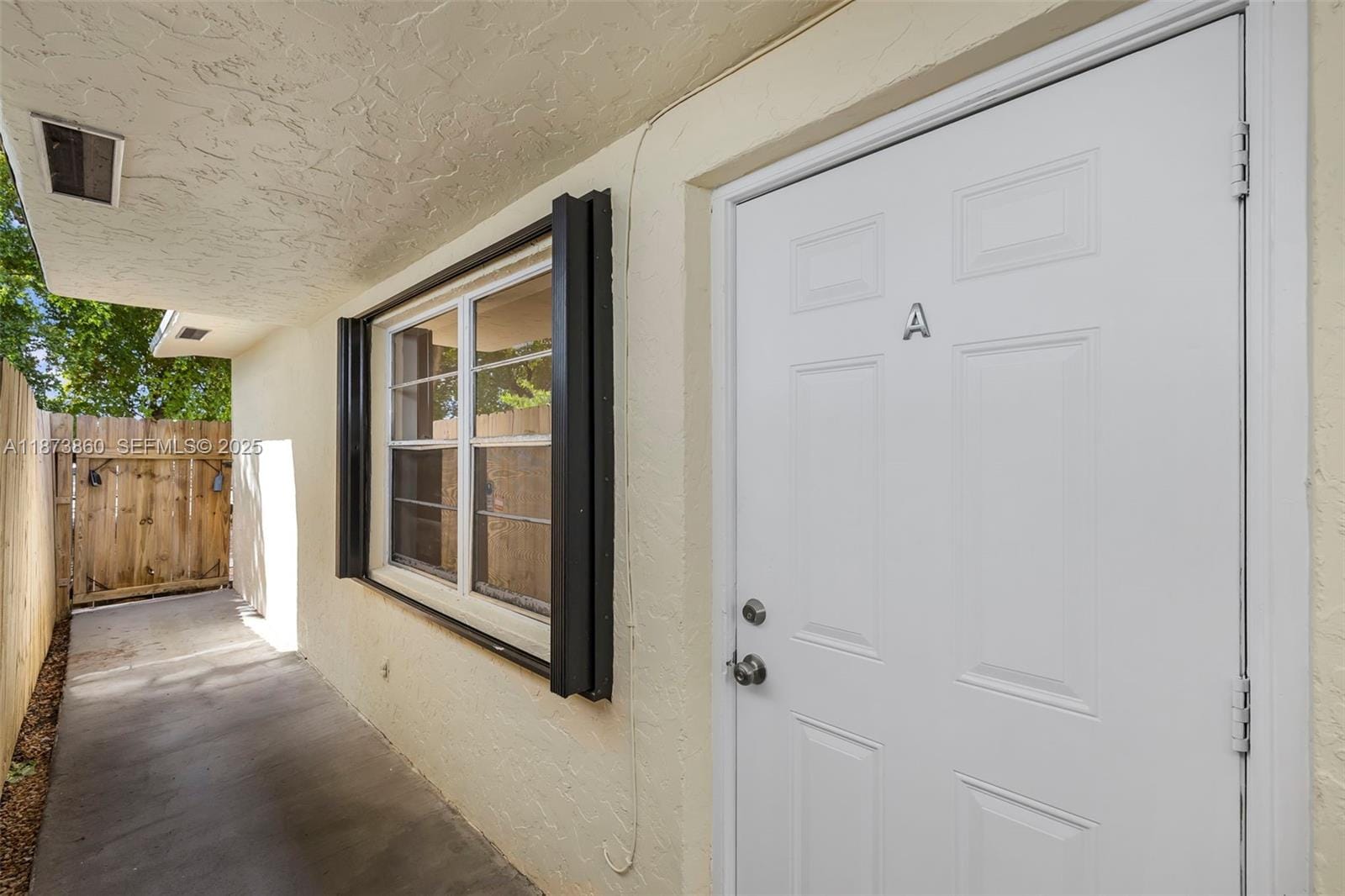 2033 Dewey Street — photo 4