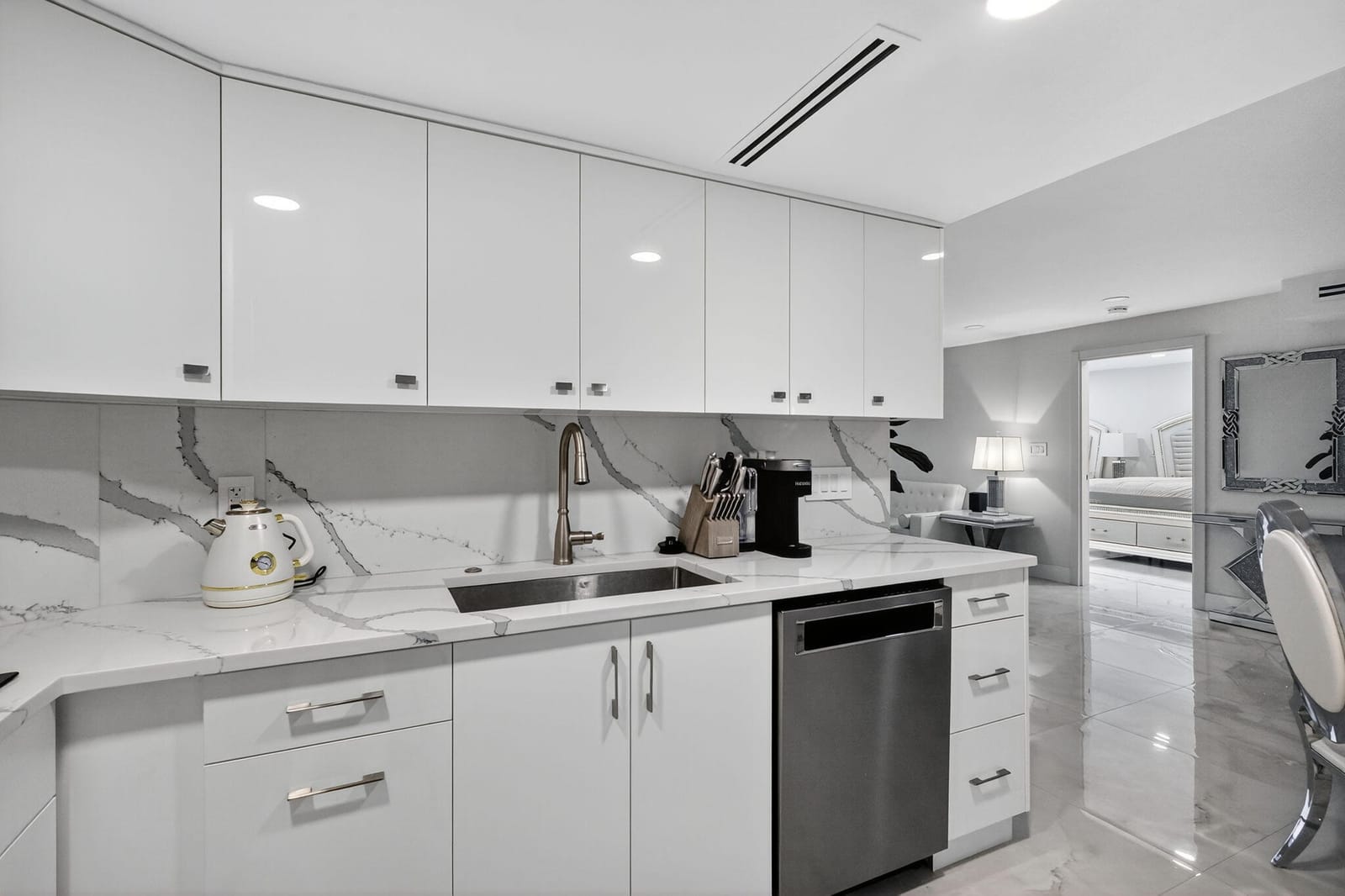 5225 Collins Avenue 1408 — photo 9