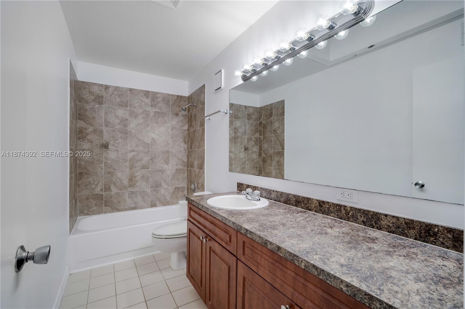 3104 Kingston Court 11D, West Palm Beach, FL 33409 photo 18