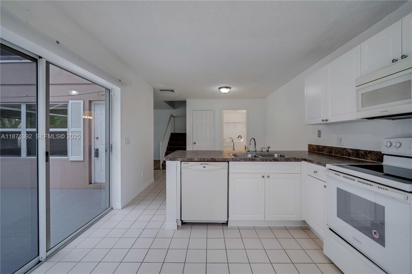 3104 Kingston Court 11D, West Palm Beach, FL 33409 photo 6