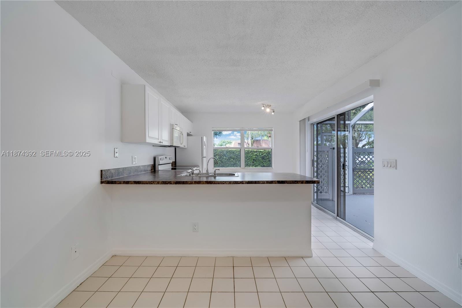3104 Kingston Court 11D, West Palm Beach, FL 33409 photo 8