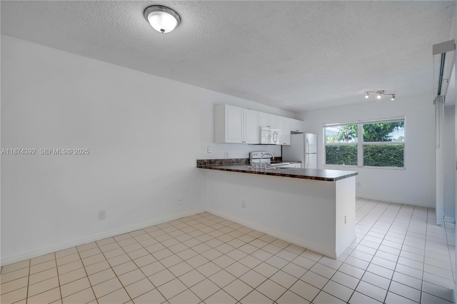 3104 Kingston Court 11D, West Palm Beach, FL 33409 photo 9
