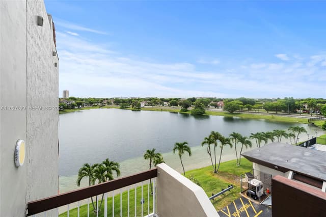 10290 NW 9th St Circle 511, sold in Indian Lk Village, Miami, FL