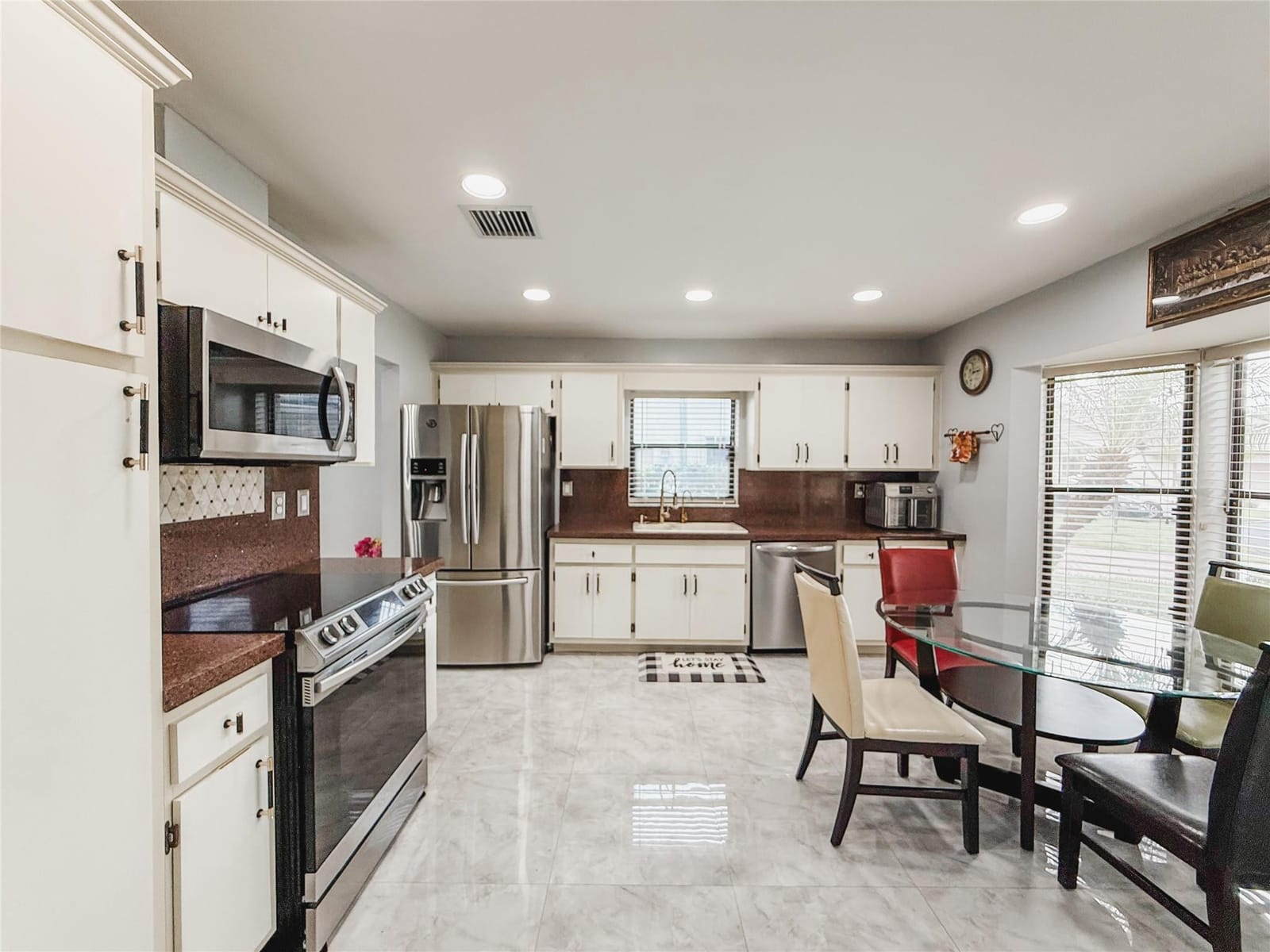 1450 Lakeview Circle — photo 2
