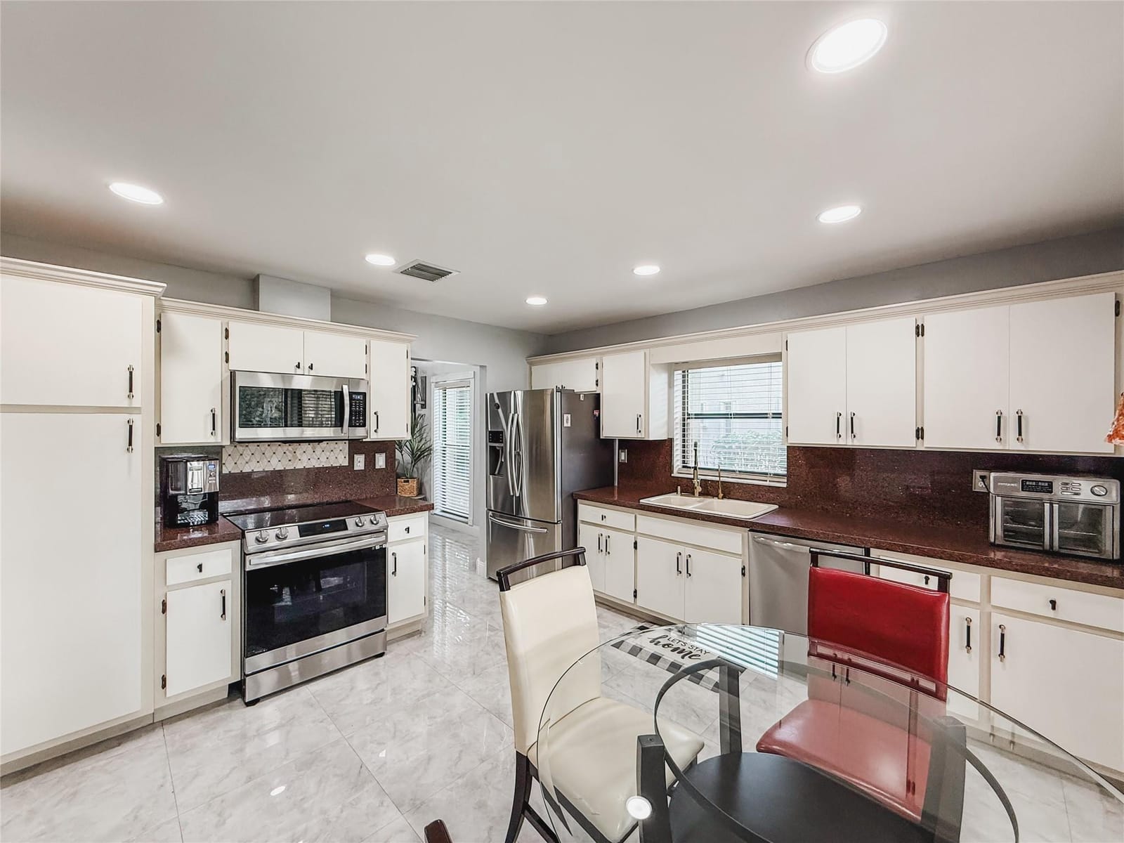 1450 Lakeview Circle — photo 4
