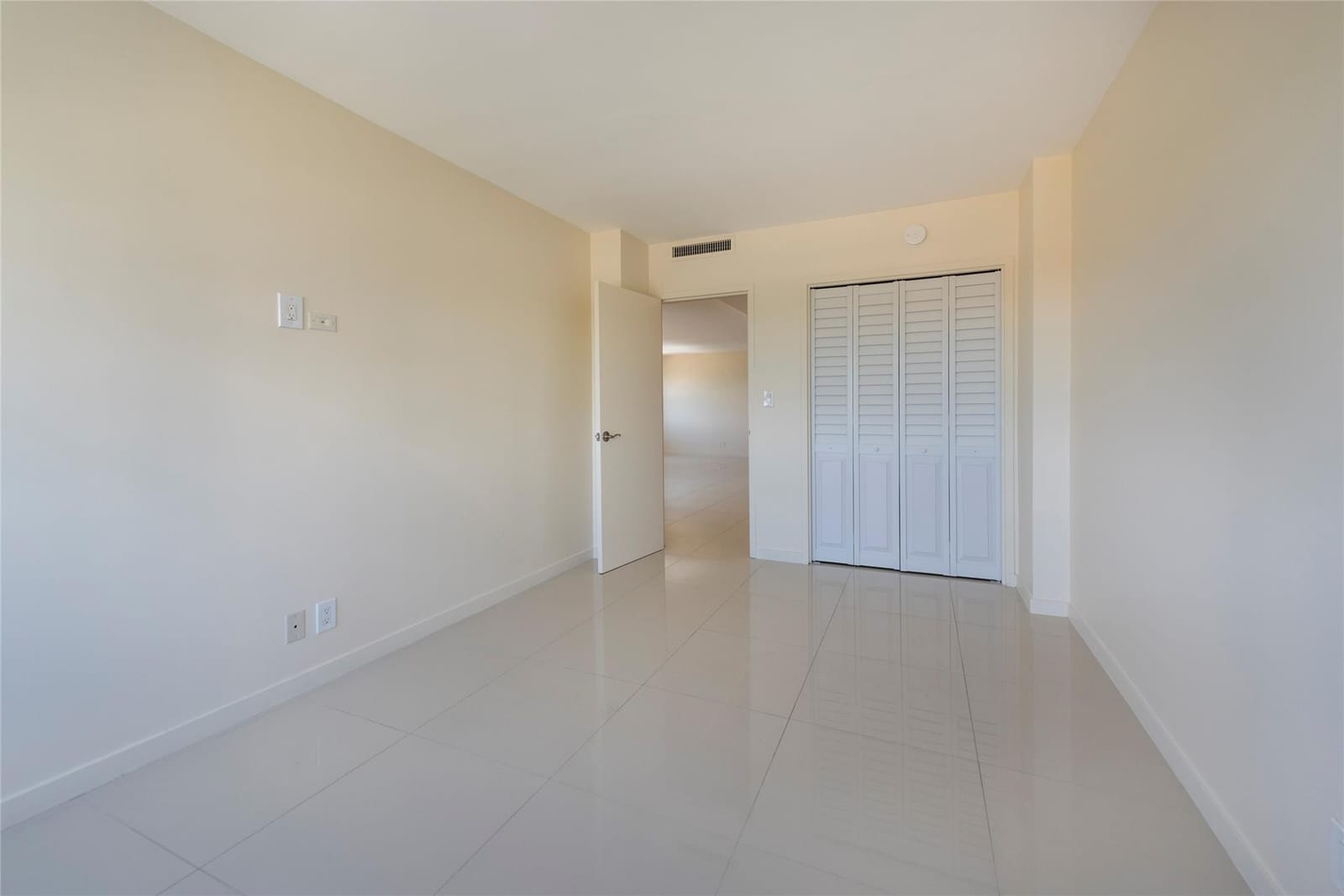 2555 NE 11th Street 902 — photo 12