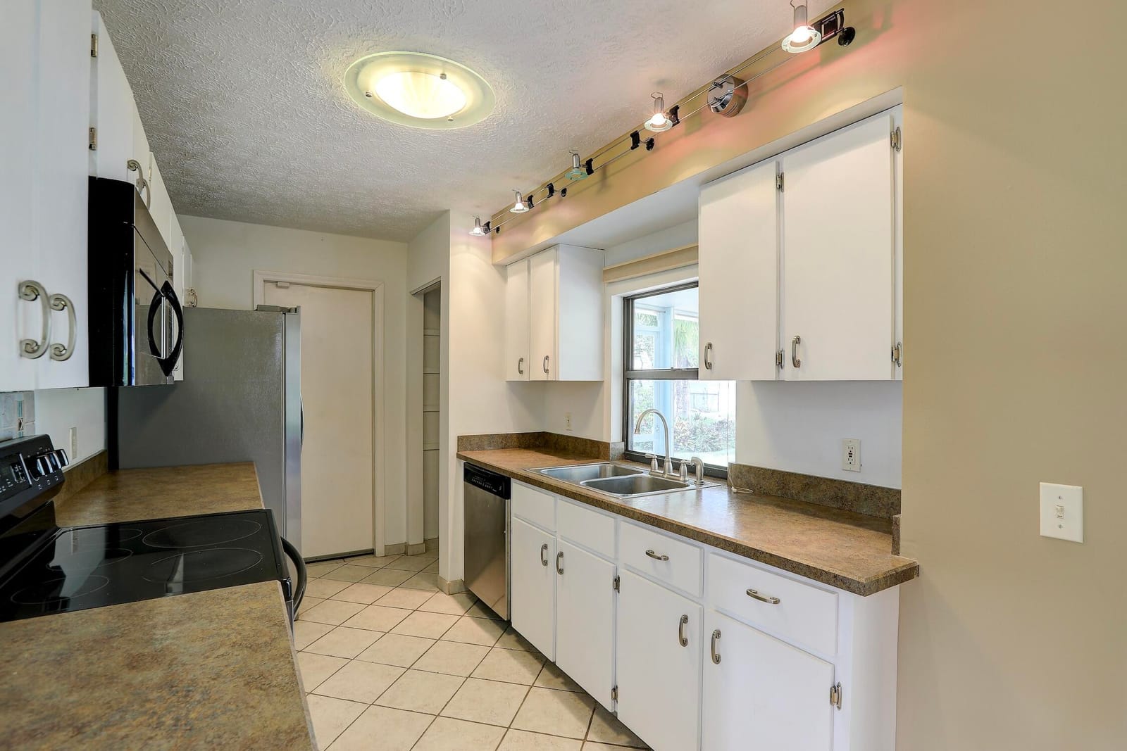 1690 Seahouse Street — photo 10