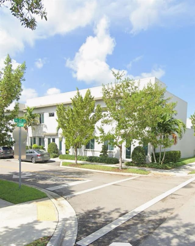 6670 NW 03rd Path 1, Doral, FL 33178