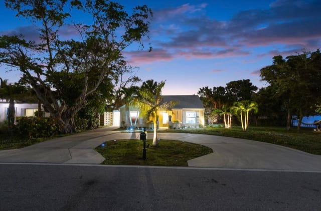 727 S Lake Drive, Lantana, FL 33462