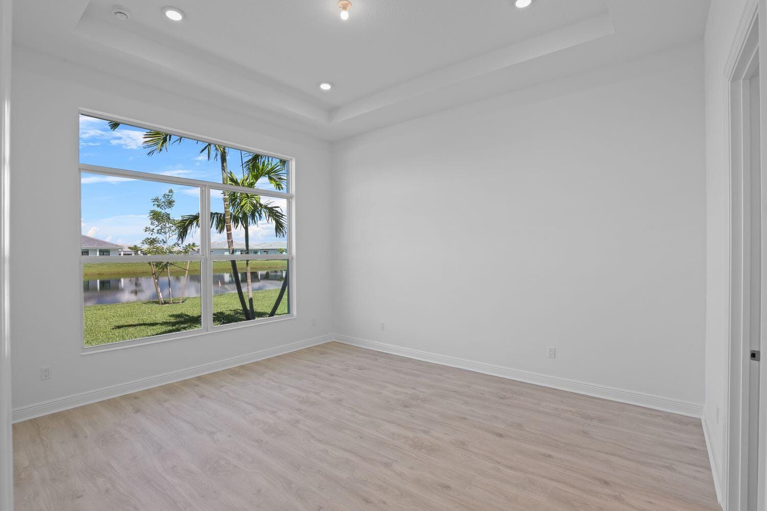5385 Hutchinson Way — photo 5