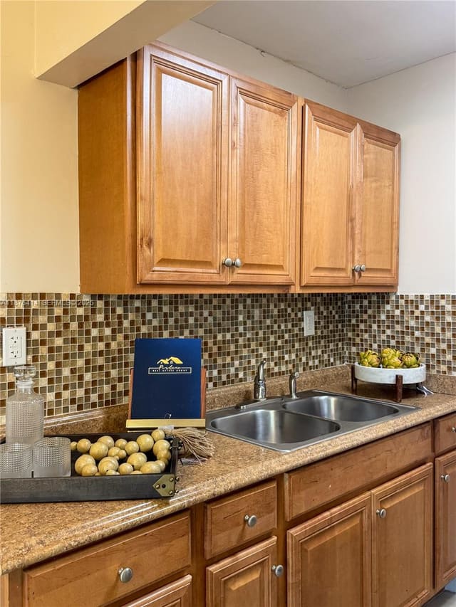 2145 Pierce Street 118, sold in Warrenton House Condo, Hollywood, FL