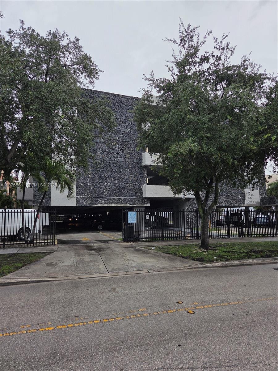 1035 W 77th Street 305, Hialeah, FL 33014