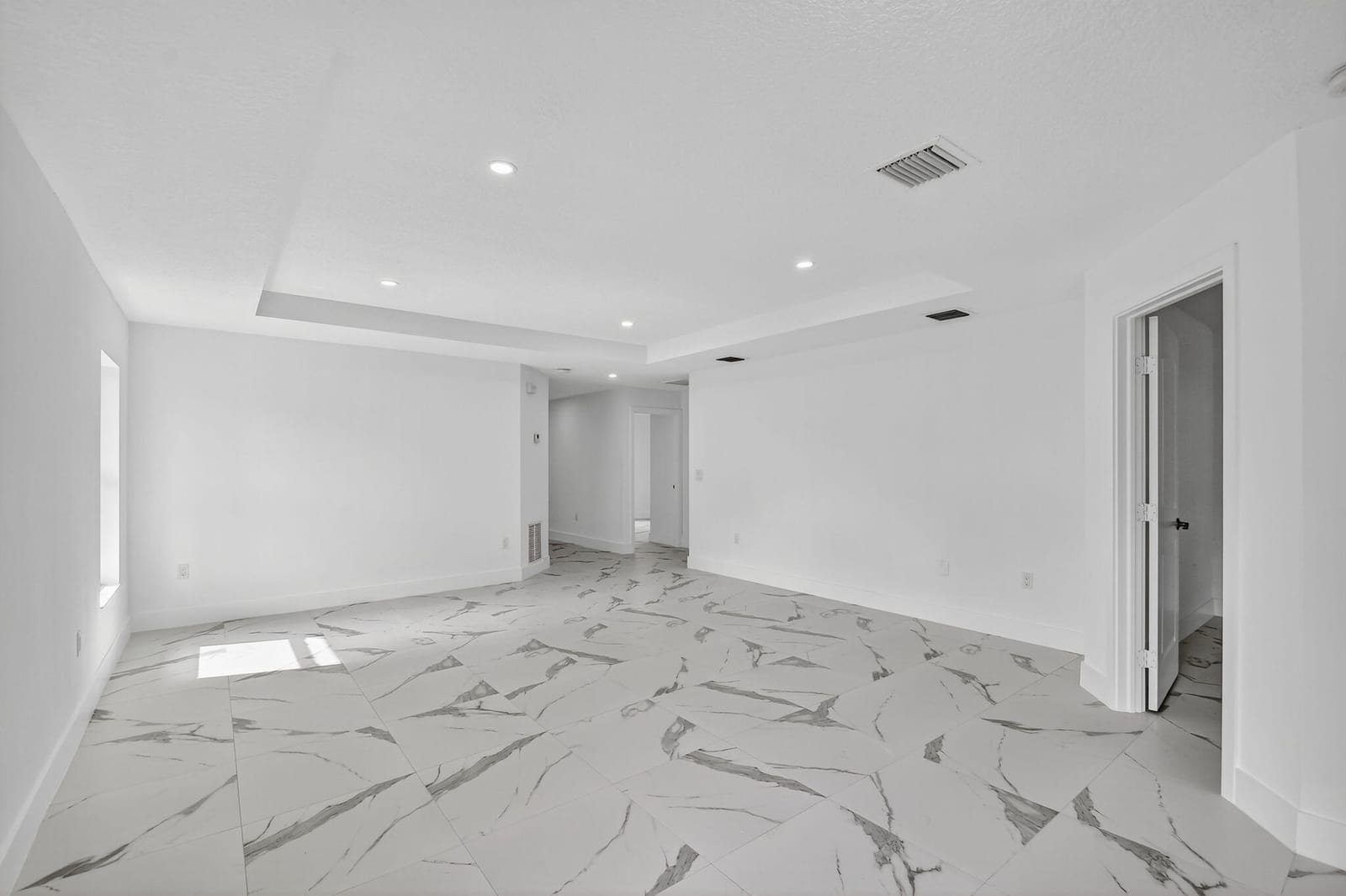 4889 Alberta Avenue — photo 2