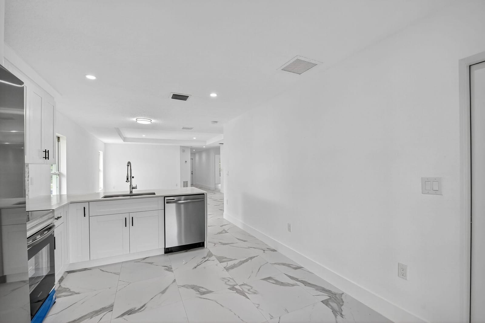 4889 Alberta Avenue — photo 3