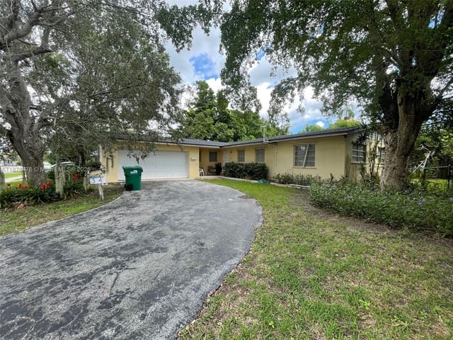 15741 SW 99th Avenue, Miami, FL 33157