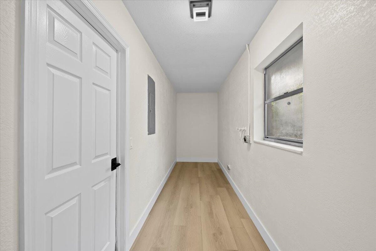 1160 Fernlea Drive — photo 3