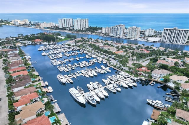842 Spinnaker Drive E, Hollywood, FL 33019
