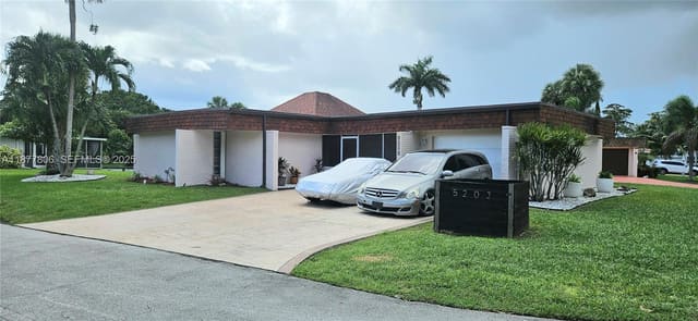 5203 Avocado Drive, sold in Woodlands Sec One-Phase O, Tamarac, FL