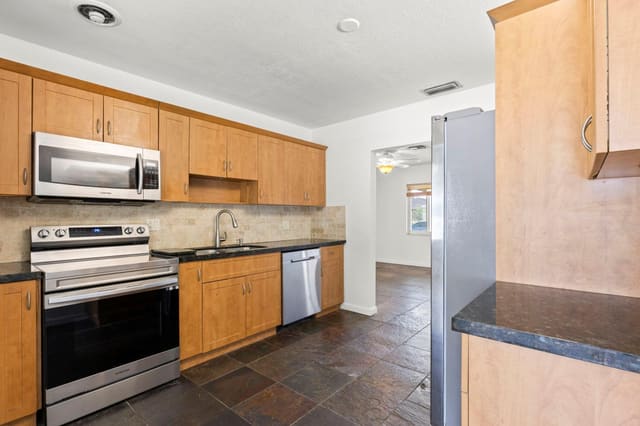 411 NE 45th Street, Oakland Park, FL 33334