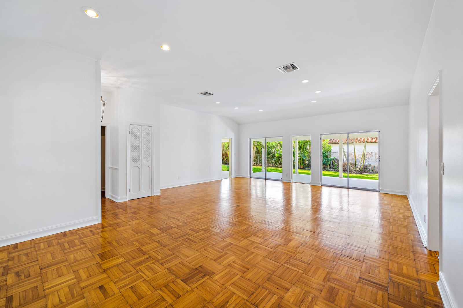 210 Russlyn Drive — photo 3