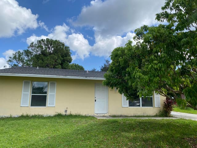 227 NE Camelot Drive, Port St. Lucie, FL 34983