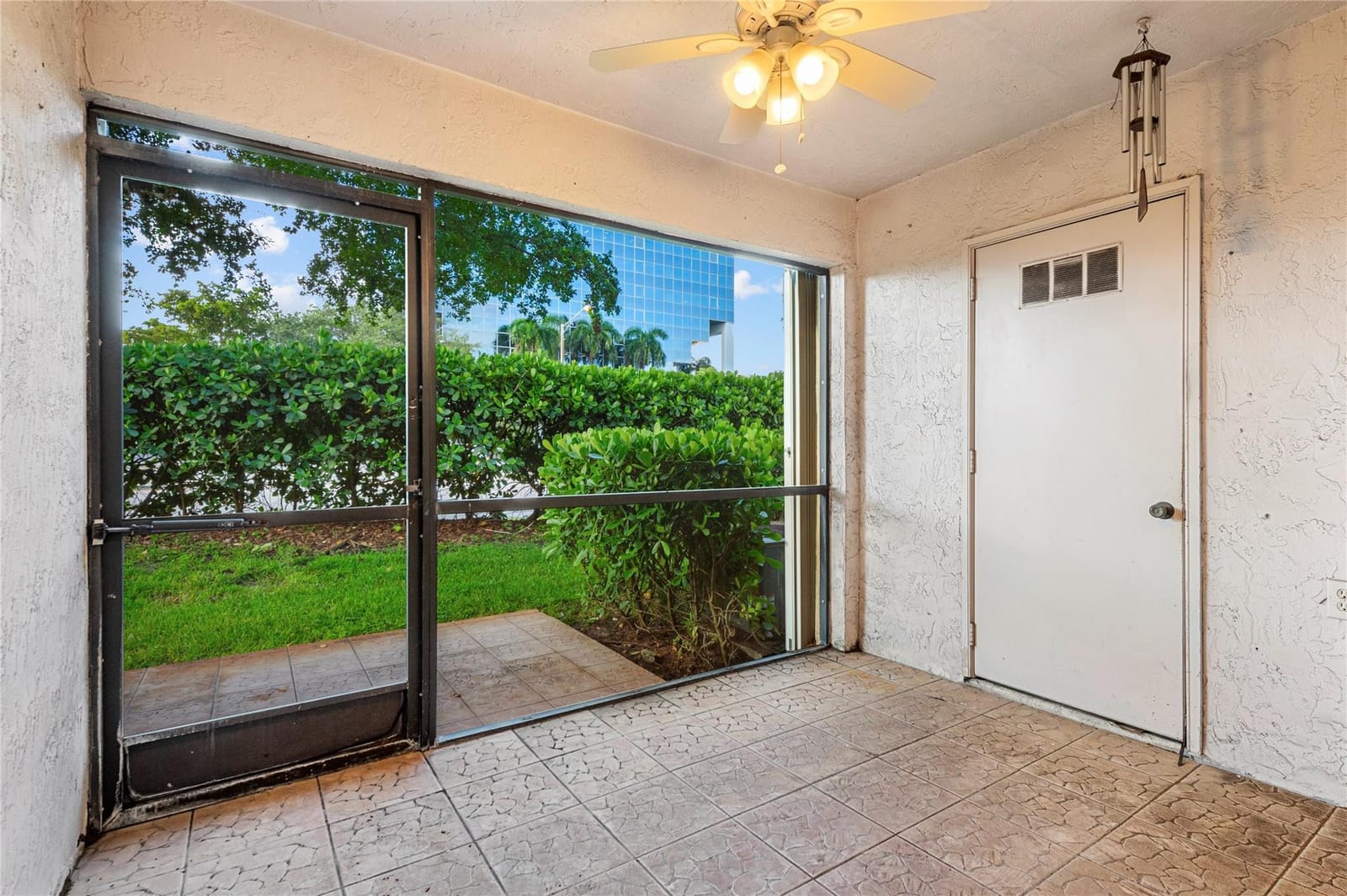9625 Riverside Drive 4D — photo 6