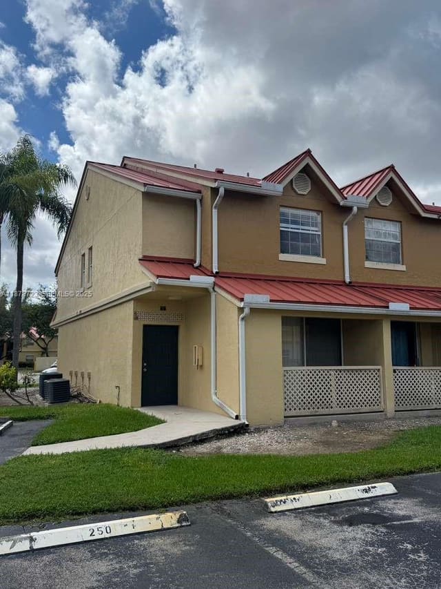 18332 NW 68th Avenue A, Hialeah, FL 33015