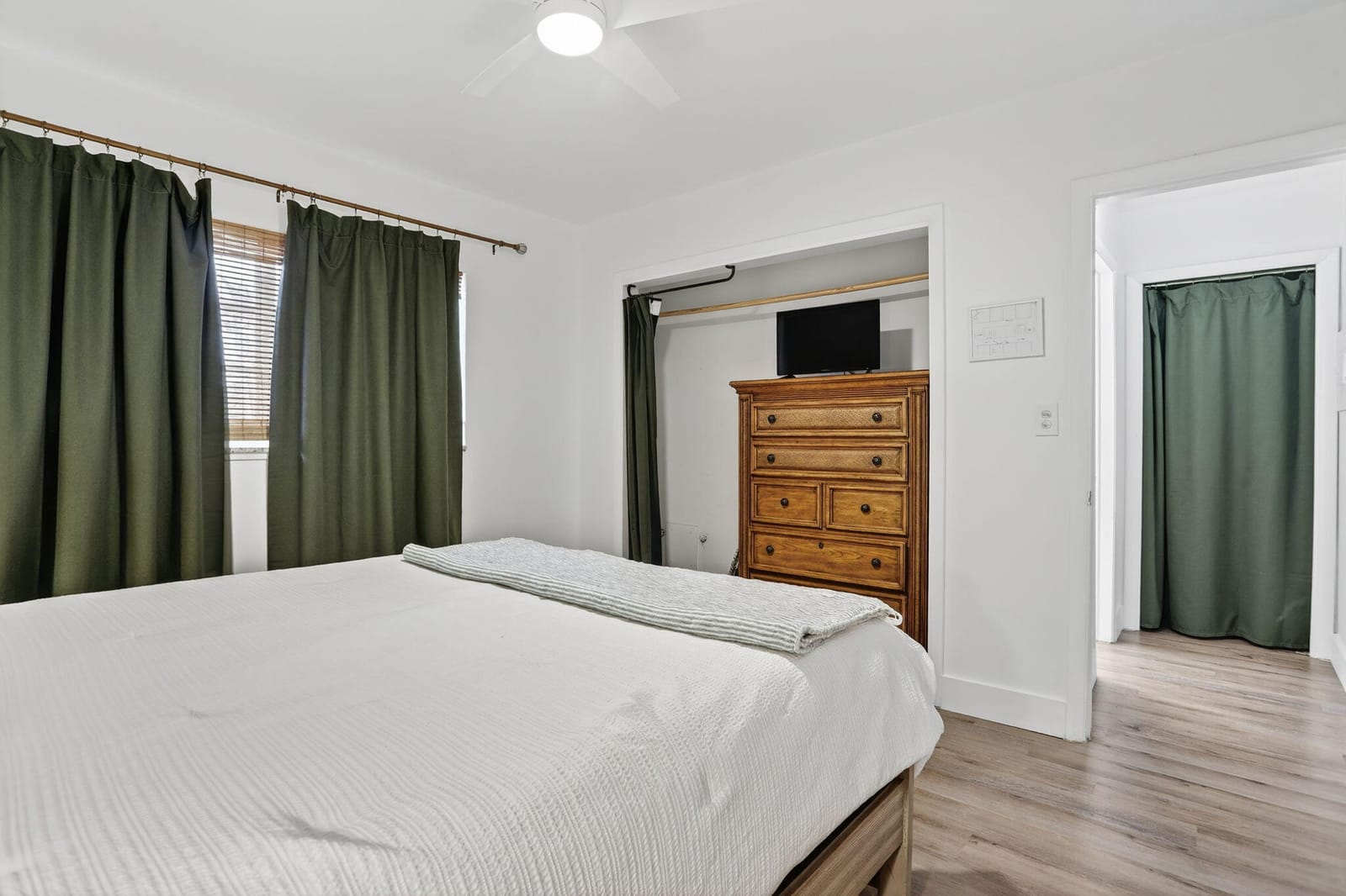 2404 NE 33rd. Avenue 8 — photo 8