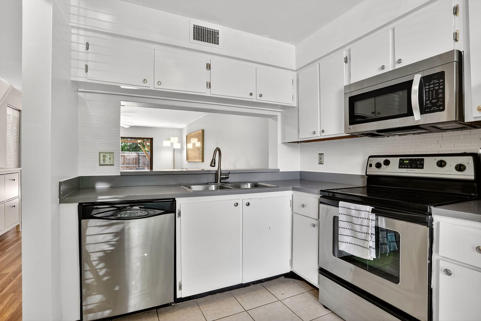 3072 S Oakland Forest Drive 406 — photo 5