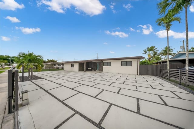 421 W 55th Place, Hialeah, FL 33012