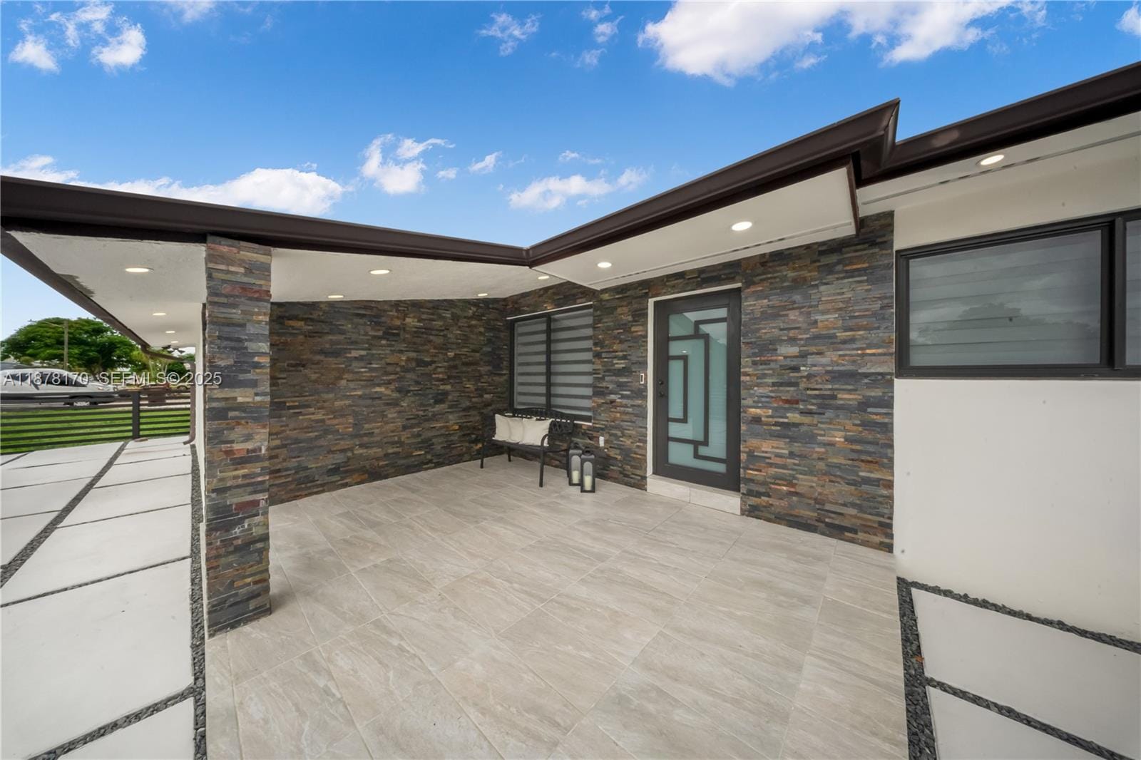 421 W 55th Place, Hialeah, FL 33012 photo 2