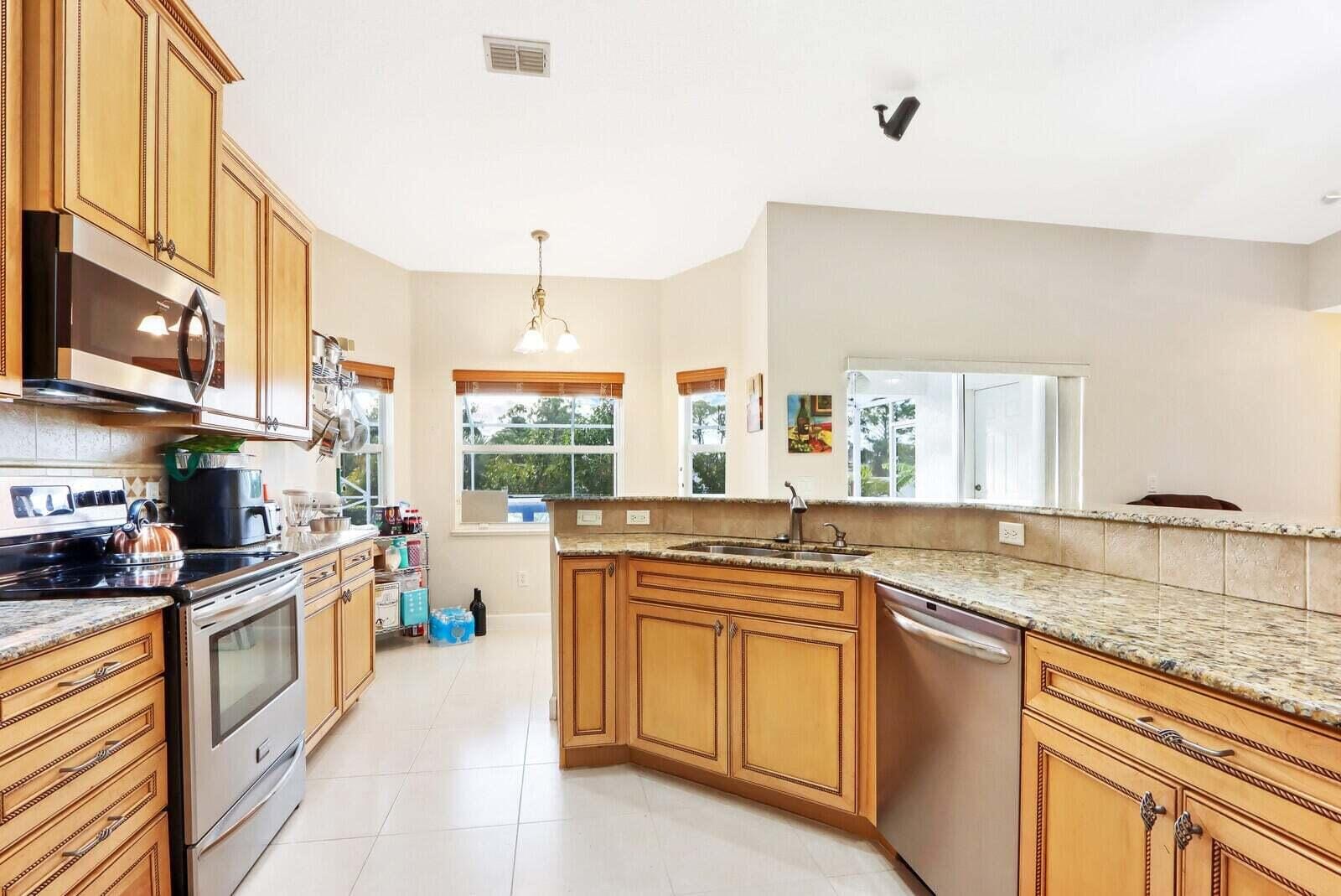 2548 SW Edgarce Street — photo 10