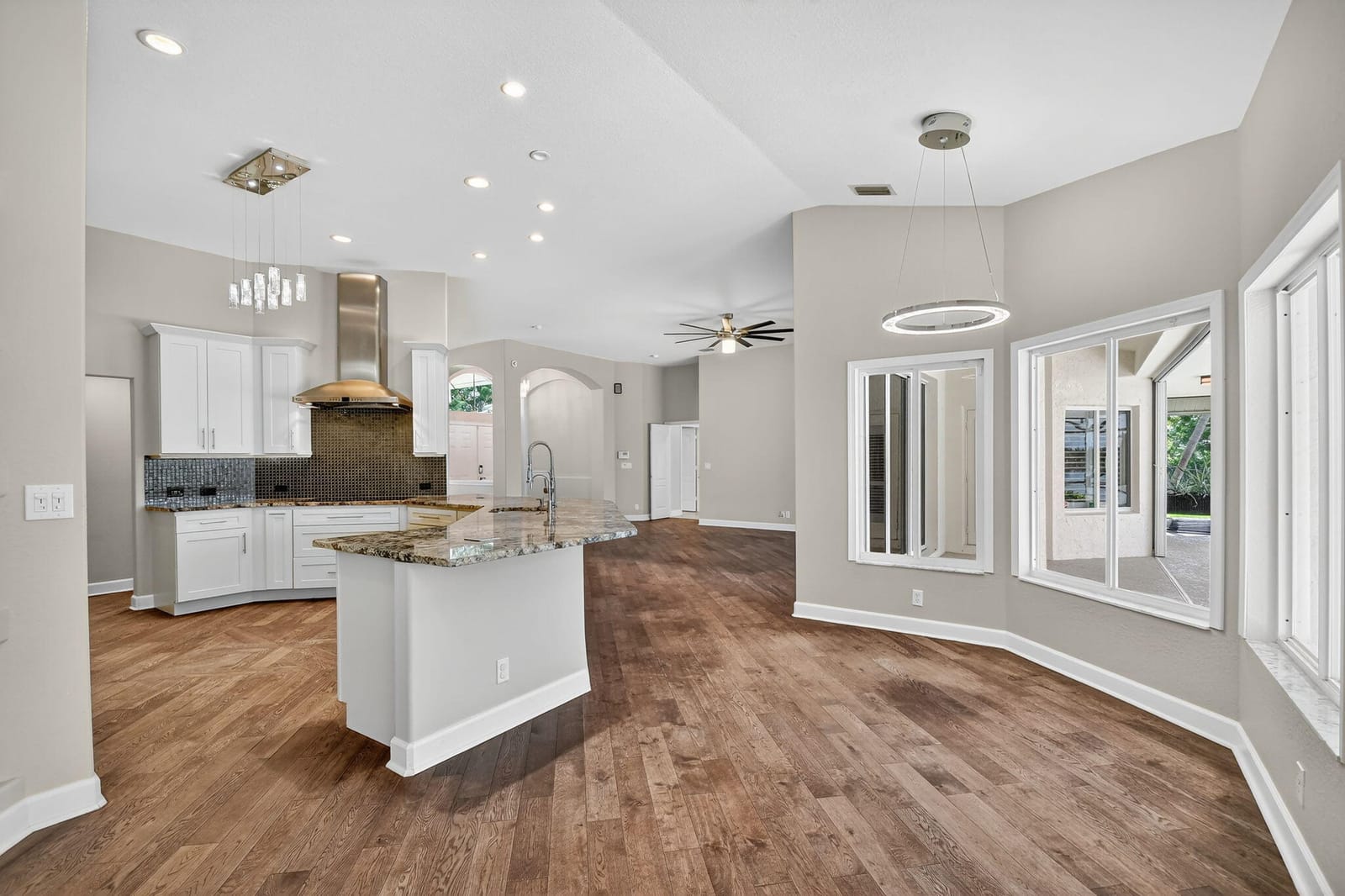 5551 Lago Del Sol Drive — photo 2