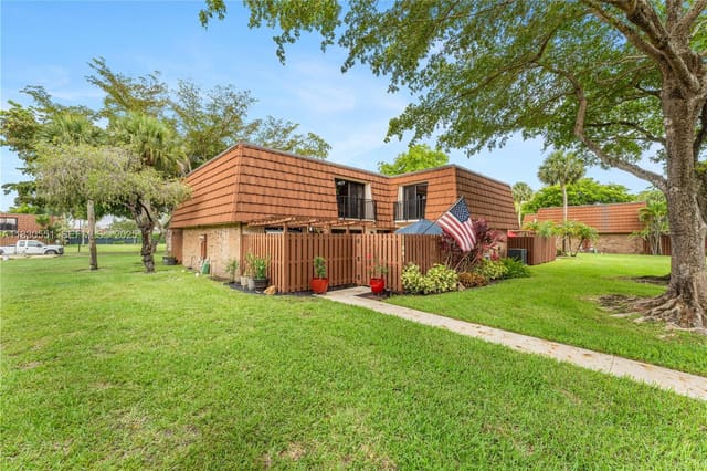 11883 SW 9th Manor, sold in Lake Pine Village, Davie, FL
