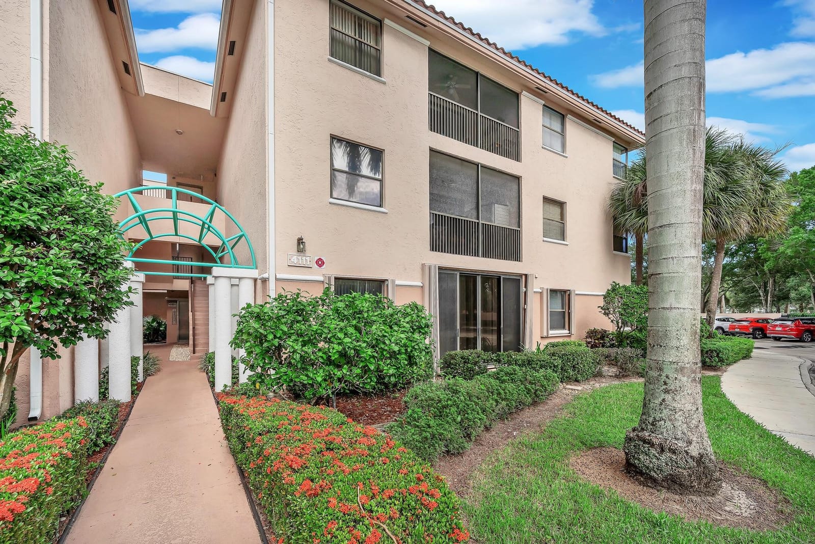 4111 Coral Tree Circle 324 — photo 3